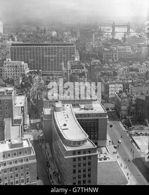 Blick auf das neue Erweiterungsgebäude der Bank of England in New Change, London. Der massive Neubau befindet sich auf einem 2 Hektar großen Gelände, das früher Büros und Geschäfte beherbergte, aber im Blitz schwer beschädigt wurde. Dieses Bild wurde von der Kuppel der St. Paul's Cathedral aufgenommen. Die Tower Bridge ist in weiter Ferne zu sehen. Stockfoto