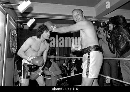 Kevin Keegan (l) und Henry Cooper (r) machen sich in die Gegend Ein Mini-Boxring zur Förderung des Brut 33 Aftershave Stockfoto