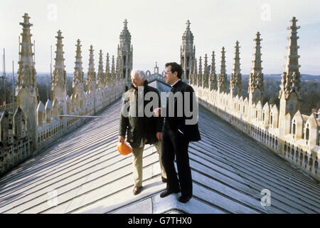 Architekt Sir Martyn Beckett (links) mit Rev Stuart Meyer, Kaplan der King's College Chapel in Cambridge, wo die Restaurierungsarbeiten stattfinden sollen. Stockfoto