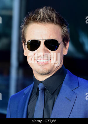 Jeremy Renner (Clint Barton/ Hawkeye) bei der europäischen Filmpremiere „Marvel Avengers: The Age of Ultron“ im VUE-Kino in Westfield, London. Stockfoto