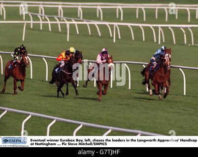 Pferderennen - Nottingham. Der spätere Gewinner Eurobox Boy, links, jagt die Führungskräfte im Handicap der Langworth-Auszubildenden in Nottingham Stockfoto