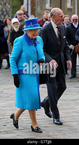 Königin Elizabeth II. Kommt in Begleitung des Herzogs von Edinburgh an, um Statuen des Königlichen Paares in der Kathedrale von Canterbury zu enthüllen, um ihr Diamantenjubiläum zu feiern. Stockfoto