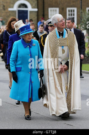 Königin Elizabeth II., begleitet von Hochwürden Dr. Robert Willis, Dekan der Kathedrale von Canterbury, nachdem sie anlässlich ihres Diamantenjubiläums Statuen von sich und dem Herzog von Edinburgh in der Kathedrale von Canterbury enthüllt hatte. Stockfoto