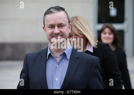 Der Gay-Rights-Aktivist Gareth Lee verlässt das Belfast County Court, wo die nordirische Gleichstellungskommission im Namen des Aktivisten eine Klage gegen die familiengeführte christliche Bäckerei Ashers Bakery unterstützt. Dessen Bestellung eines Kuchens mit einem Bild der Sesamstraße-Marionetten Bert und Ernie unter dem Motto 'Support Gay Marriage' abgelehnt wurde. Stockfoto