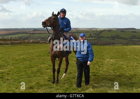 Trainer Jonjo O'Neill (rechts) mit Shutthefrontdoor und Stalllad Alan Berry beim Stallbesuch im Jackdaws Castle, Cheltenham. DRÜCKEN Sie VERBANDSFOTO. Bilddatum: Mittwoch, 1. April 2015. Bildnachweis sollte lauten: Joe Giddens/PA Wire Stockfoto