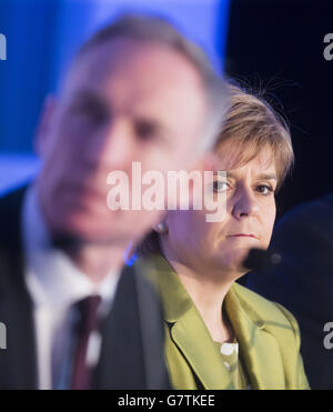 First Minister Nicola Sturgeon und der schottische Labour-Führer Jim Murphy nehmen an einer Konferenz der Scottish Police Federation im Trump Turnberry Resort in Schottland Teil. Stockfoto