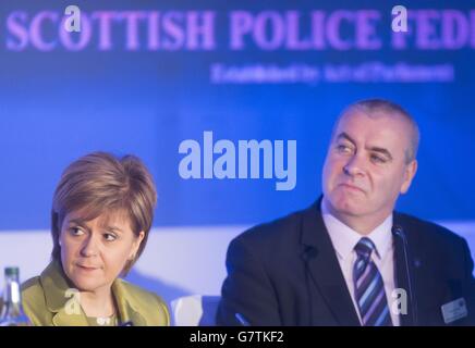 First Minister Nicola Sturgeon (links) und der Vorsitzende der Scottish Police Federation Brian Docherty (rechts) nehmen an einer Konferenz der Scottish Police Federation im Trump Turnberry Resort in Schottland Teil. Stockfoto