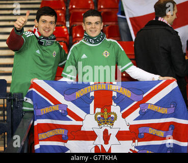 Fußball - International freundlich - Schottland / Nordirland - Hampden Park. Die nordirischen Fans auf den Tribünen zeigen ihre Unterstützung Stockfoto