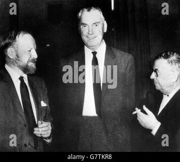 William Golding (l) im Leningrad, Russland, mit Artur Lundkvist und dem französischen Nobelpreisträger Jean Paul Sartre (r) im Jahr 1963. Die Wahl des britischen Schriftstellers von 'Lord of Flies', William Golding, zum Nobelpreisträger von 1983, war nicht ganz einstimmig und erhob ein Kullabaloo, als Veteranenmitglied der Akademie und abweichende Richter Artur Lundkvist, 77, die Tradition des Nobelgeheimnisses brach und öffentlich die Wahl Angriff, Golding als kleines englisches Phänomen ohne großes Interesse zu bezeichnen, was einen Vertreter von Goldings Verleger Faber und Faber aus London dazu veranlasste, den Schweden "an" zu nennen Stockfoto