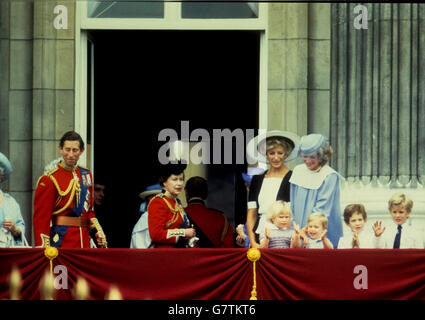 Mitglieder der königlichen Familie versammeln sich, um den RAF-Flipper zum Geburtstag der Königin zu beobachten. (Von links) der Prinz von Wales, die Königin, Prinzessin Michael von Kent und die Prinzessin von Wales. (Vorne, von links) Zara Phillips (Tochter von Prinzessin Anne), Prinz William (Sohn von Prinz und Prinzessin von Wales), Lord Frederick Windsor (Sohn von Prinzessin Michael von Kent) und Peter Phillips (Sohn von Prinzessin Anne). Stockfoto