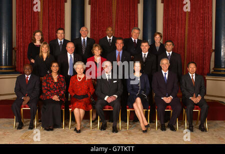 Die britische Königin Elizabeth II., der Herzog von Edinburgh und die Prinzessin Royal mit Mitgliedern des Internationalen Olympischen Komitees im Musikzimmer. Stockfoto