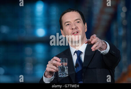 Schatzkanzler George Osborne trifft sich mit Mitarbeitern und besucht die Produktionslinie des Getränkeunternehmens Britvic in Pudsey, West Yorkshire, wo er eine Rede vor den Arbeitern hielt. Stockfoto