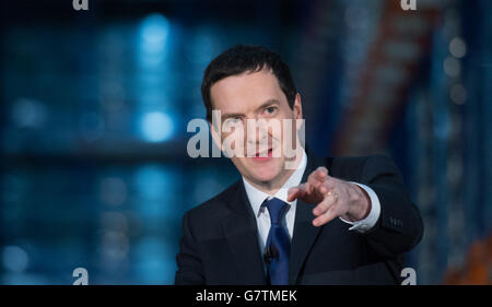 Schatzkanzler George Osborne trifft sich mit Mitarbeitern und besucht die Produktionslinie des Getränkeunternehmens Britvic in Pudsey, West Yorkshire, wo er eine Rede vor den Arbeitern hielt. Stockfoto