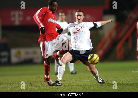 Fußball - Barclays Reserve League South - Charlton Athletic gegen Tottenham Hotspur - The Valley. Charlton Athletic's Jason Euell kommt in den Besitz von Sean Davis von Tottenham Hotspur Stockfoto