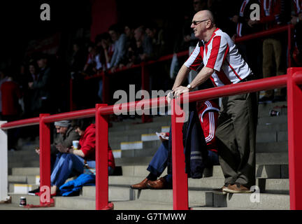 Fußball - Sky Bet Championship - Brentford gegen Nottingham Forest - Griffin Park. Fans versammeln sich am Stand der Ealing Road, um das Sky Bet Championship-Spiel zwischen Brentford und Nottingham Forest im Griffin Park zu sehen Stockfoto