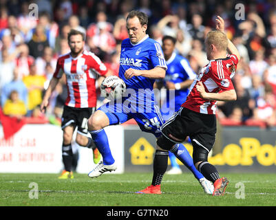 David Vaughan aus Nottingham Forest (links) und Alex Pritchard von Brentford (rechts) In Aktion Stockfoto