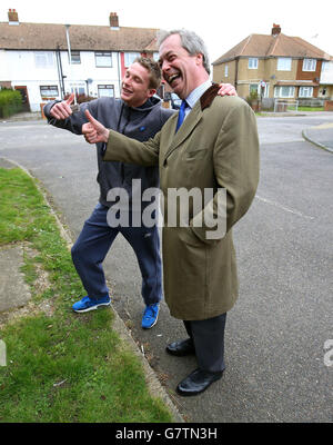 UKIP-Führer Nigel Farage trifft die Einheimischen in Broadstairs, Kent, während er seinen Wahlkampf um den Sitz von South Thanet bei den Parlamentswahlen fortsetzt. Stockfoto