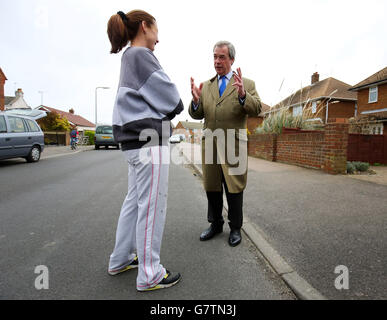 UKIP-Führer Nigel Farage trifft die Einheimischen in Broadstairs, Kent, während er seinen Wahlkampf um den Sitz von South Thanet bei den Parlamentswahlen fortsetzt. Stockfoto