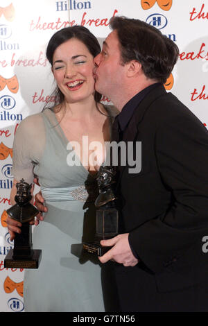 Laura Michelle Kelly und Nathan Lane mit ihren Auszeichnungen für die beste Darstellerin für Mary Poppins und den besten Darsteller der Produzenten. Stockfoto