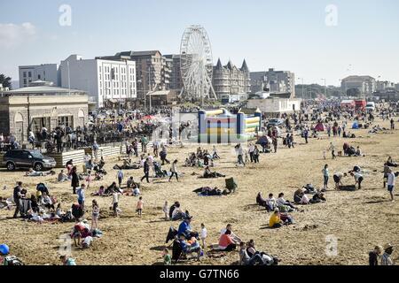 Die Menschen genießen das sonnige Wetter am Weston-Super-Mare Beach, Somerset, da viele Teile des Vereinigten Königreichs einen Tag mit warmem Frühlingswetter genießen. Stockfoto