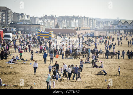 Die Menschen genießen das sonnige Wetter am Weston-Super-Mare Beach, Somerset, da viele Teile des Vereinigten Königreichs einen Tag mit warmem Frühlingswetter genießen. Stockfoto