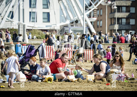 Die Menschen genießen das sonnige Wetter am Weston-Super-Mare Beach, Somerset, da viele Teile des Vereinigten Königreichs einen Tag mit warmem Frühlingswetter genießen. Stockfoto