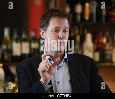 Der liberale Demokrat Nick Clegg spricht während seines Wahlkampfs 2015 in der Brasserie Green Park in Bath mit Parteiunterstützern. Stockfoto