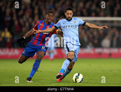 Wilfried Zaha (links) von Crystal Palace und Gael Clichy von Manchester City kämpfen während der Barclays Premier League im Selhurst Park, London, um den Ball. Stockfoto