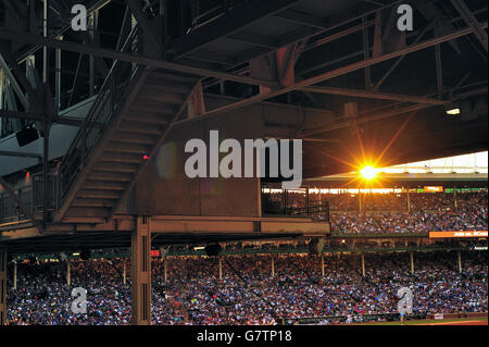 Spiel Tag bei Wrigley Field, der Heimat der Chicago Cubs, wie die untergehende Sonne schafft einen Stoß zwischen den Ebenen des oberen Decks. Chicago, Illinois, USA. Stockfoto