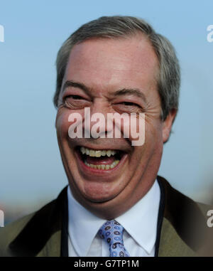 UKIP-Führer Nigel Farage lächelt, als er auf dem Wahlkampfweg in Grimsby ankommt. Stockfoto