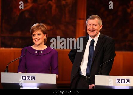 Die erste Ministerin und SNP-Vorsitzende Nicola Sturgeon (links) und die schottische Liberaldemokratin Willie Rennie MSP bei einer Fernsehdebatte der BBC Scotland Election in der Elphinstone Hall am King's College in Aberdeen. Stockfoto