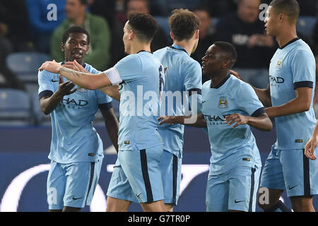 Fußball - FA Youth Cup - Halbfinale - zweite Etappe - Leicester City / Manchester City - King Power Stadium. Isaac Buckley Ricketts (links) von Manchester City feiert das Tor zum Ausgleich Stockfoto