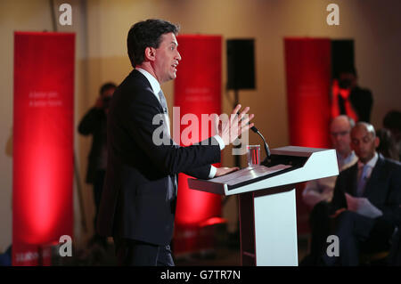 Der Gewerkschaftsführer Ed Miliband spricht während einer Pressekonferenz in London, als die Partei ihr Bildungsmanifest mit der Zusage lancierte, allen Teenagern persönliche Ratschläge zu geben, um zu verhindern, dass ihnen Türen "verschlossen" werden, während sie sich auf die Arbeit vorbereiten. Stockfoto