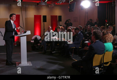 Der Gewerkschaftsführer Ed Miliband spricht während einer Pressekonferenz in London, als die Partei ihr Bildungsmanifest mit der Zusage lancierte, allen Teenagern persönliche Ratschläge zu geben, um zu verhindern, dass ihnen Türen "verschlossen" werden, während sie sich auf die Arbeit vorbereiten. Stockfoto