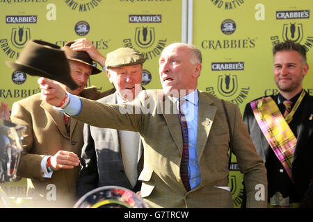 Many Clouds Trainer Oliver Sherwood feiert nach dem Sieg in der Crabbie's Grand National Chase während des Grand National Day des Crabbies Grand National Festival auf der Aintree Racecourse, Liverpool. Stockfoto