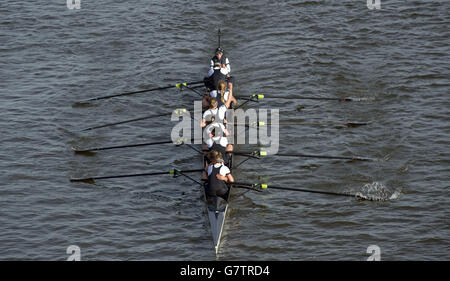 Oxford's Frauen (von unten) Maxi Scheske, Anastasia Chitty, Shelley Pearson, Lauren Kedar, Maddy Badcott, Emily Reynolds, Nadine Graedel Iberg, Caryn Davies und Cox Jennifer Ehr feiern den Sieg Stockfoto