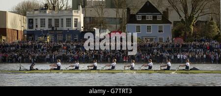 Die Männer von Oxford (von links) cox will Hakim, Constantine Louloudis, Sam O'Connor, Michael Disanto, Jamie Cook, Tom Swartz, Henry Goodier, James O'Connor und Stroke werden Geffen an Menschenmassen vor dem Ship Inn vorbeiziehen, da sie beim BNY Mellon Boat Race 2015 auf der Themse in London deutlich an der Spitze standen. Stockfoto