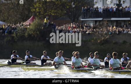 Rudern - 2015 BNY Mellon Boat Race - Oxford / Cambridge - Themse. Das Oxford-Team (links) bricht sich vom Cambridge-Boot ab, um das BNY Mellon Boat Race 2015 auf der Themse in London zu gewinnen. Stockfoto