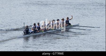 Oxford's Frauen (von rechts) Maxi Scheske, Anastasia Chitty, Shelley Pearson, Lauren Kedar, Maddy Badcott, Emily Reynolds, Nadine Graedel Iberg, Caryn Davies und Cox Jennifer Ehr feiern den Sieg beim BNY Mellon Boat Race 2015 auf der Themse in London. Stockfoto