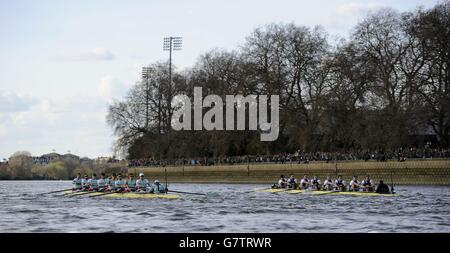 Rudern - 2015 BNY Mellon Boat Race - Oxford / Cambridge - Themse. Das Cambridge-Boot (links) und das Oxford-Boot fahren während des BNY Mellon Boat Race 2015 auf der Themse in London am Craven Cottage vorbei. Stockfoto