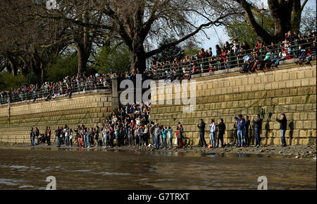 Allgemeine Ansicht der Zuschauer beim Newton Women's Boat Race auf der Themse, in London. DRÜCKEN Sie VERBANDSFOTO. Bilddatum: Samstag, 11. April 2015. Siehe PA Geschichte RUDERBOOT Rennen Frauen. Bildnachweis sollte lauten: Steve Paston/PA Wire Stockfoto