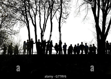 Allgemeine Ansicht der Zuschauer beim Newton Women's Boat Race auf der Themse, in London. DRÜCKEN Sie VERBANDSFOTO. Bilddatum: Samstag, 11. April 2015. Siehe PA Geschichte RUDERBOOT Rennen Frauen. Bildnachweis sollte lauten: Steve Paston/PA Wire Stockfoto