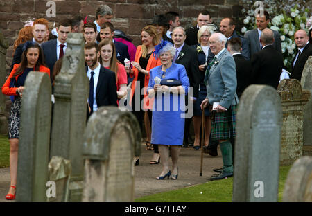 Andy Murrays Großeltern Shirley und Roy Erskine (Mitte) mit Gästen in der Dunblane Cathedral nach der Hochzeit von Andy Murray und Kim Sears. DRÜCKEN Sie VERBANDSFOTO. Bilddatum: Samstag, 11. April 2015. Bildnachweis sollte lauten: Andrew Milligan / PA Wire. Stockfoto