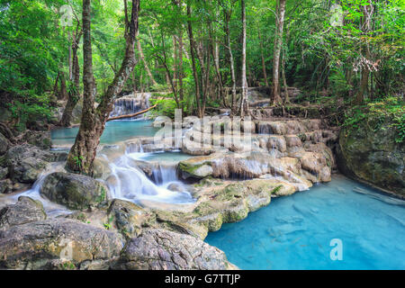 Erawan Wasserfall im tiefen Wald in Kanchanaburi, Thailand Stockfoto