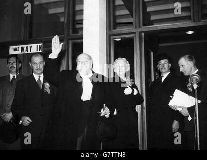 Mit Hut, Stock, Zigarre in der Hand begrüßt Sir Winston Churchill die jubelnde Menge, die seinen Wahlsieg in Woodford, Essex, begrüßte, wo er seinen Sitz behielt. An seiner Seite steht Lady Churchill. Ihre Hand in einer Schlinge. Sir Winston kehrt nun zurück, ein doughty-Mitglied des Hauses, wo er für so viele lebenswichtige Jahre als Premierminister die Fontbank besetzt hat. Stockfoto