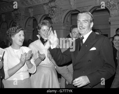 Sir Anthony Eden, Premierminister und Führer der Konservativen Partei, winkt der applaudierenden Menge zu, als er am Hauptquartier der Tory Party im Abbey House, Westminster, London, ankommt, nachdem seine Partei bei den Parlamentswahlen eine Mehrheit erhalten hatte. Stockfoto