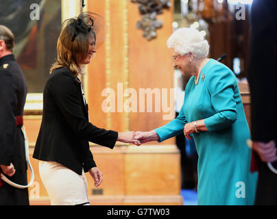 Die englische Cricket-Frauenkapitän Charlotte Edwards wird von Königin Elizabeth II. Bei einer Investiturzeremonie im Windsor Castle, in der Grafschaft von Windsor, zur CBE (Commander of the Order of the British Empire) ernannt. Stockfoto