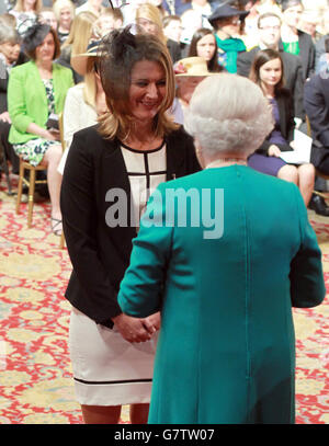 Die englische Cricket-Frauenkapitän Charlotte Edwards wird von Königin Elizabeth II. Bei einer Investiturzeremonie im Windsor Castle, in der Grafschaft von Windsor, zur CBE (Commander of the Order of the British Empire) ernannt. Stockfoto