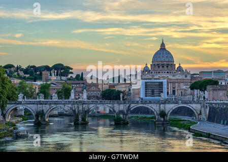 Sonnenuntergang in Rom mit St. Peter Basilika, Rom, Italien Stockfoto