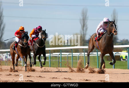 Pferderennen - Southwell Racecourse. Spitfire unter Joe Fanning (rechts) gewinnt den Totequadpot Selling Stakes auf der Southwell Racecourse, Southwell. Stockfoto